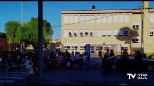 Tirón de orejas a los padres por no guardar la distancia de seguridad a las puertas del colegio