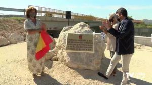 Almoradí coloca una placa en la «zona cero» donde se produjo la rotura del río Segura