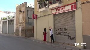 Pintadas en la fachada de la sede del PSOE de Orihuela