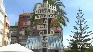 Piropos que cuelgan de las farolas en Torrevieja