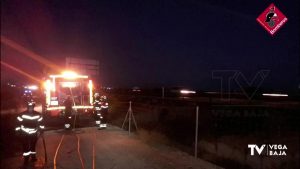 El Parque de Bomberos de Orihuela interviene en un incendio de cañas junto a la autovía