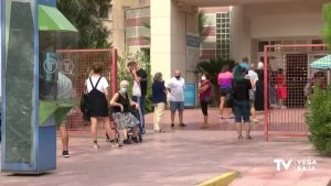 Largas colas y esperas para recibir el servicio de atención primaria en los centros de salud