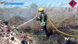 Incendio en los campos de cultivo en Las Casicas (Catral)