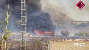 Un incendio de vegetación acaba quemando una casa de madera en Torremendo