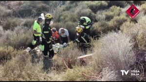 Un motorista choca con un guardarraíl de la CV-950 y cae por un terraplén de cuatro metros