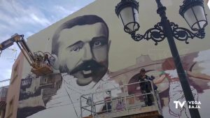 Rojales recrea la figura del maestro Gratiniano Baches con un mural de 80 metros