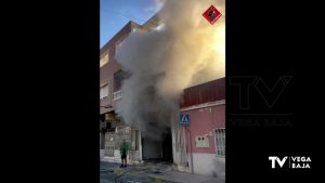 Se incendia una panadería en Almoradí al arder leña almacenada