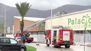 El viento se lleva por delante la cubierta de la piscina climatizada de Orihuela