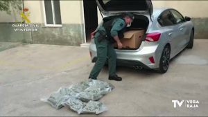 La Guardia Civil detiene a dos hombres en un control de la A-7 por llevar marihuana en el maletero