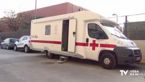 Una autocaravana con ducha da servicio a las personas sin hogar en la Vega Baja