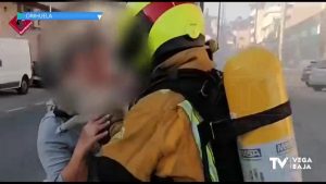 Los bomberos rescatan a un perro de una vivienda de La Murada donde se había declarado un incendio