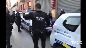 La Policía Local de Callosa de Segura encuentra a unos "okupas" sentados en el sofá de una casa