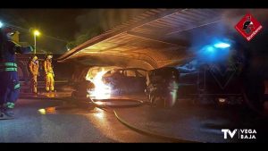 Cuatro vehículos calcinados en un incendio ocurrido en un parking de La Mata