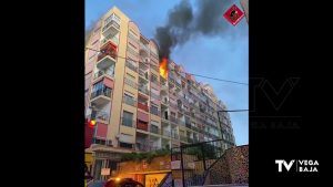 Incendio en una casa de Torrevieja: un hombre pide auxilio tras verse atrapado entre las llamas