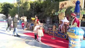 Los Reyes Magos reciben a los niños y niñas de Orihuela en cabalgata estática