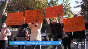 400 personas se concentran en Torrevieja para protestar contra del cierre de la hostelería