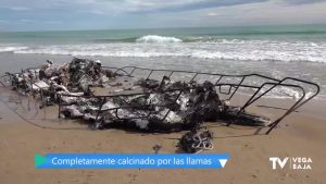 Aparece quemado el yate que encalló en la Playa de El Moncayo con dos toneladas de droga