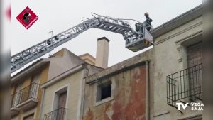 Los bomberos intervienen en la Plaza Monserrate por desprendimiento de fachada en un edificio