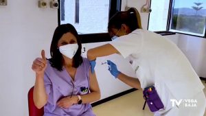 El personal sanitario del Hospital Vega Baja recibe la segunda dosis de la vacuna