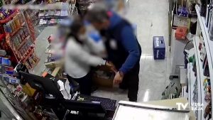 Una dependienta le planta cara a un ladrón que intentaba robar en su tienda de Torrevieja