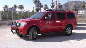 El fuego arrasa los coches de un desguace en Orihuela