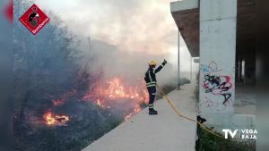 Incendio en un solar de Almoradí donde había material de obra