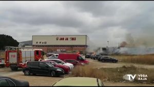 Incendio de cañar en un descampado dentro del término municipal de Orihuela