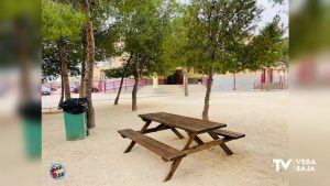 Mesas de picnic en el patio para fomentar las actividades al aire libre