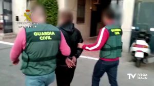 La Guardia Civil detiene en Torrevieja a dos personas buscadas por sus países de origen
