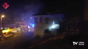 Arde un adosado de dos plantas en la urbanización Los Balcones (Torrevieja)