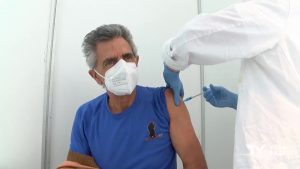 Empieza la vacunación de los nacidos en 1956 y 1957 en el Centro Municipal de Ocio de Torrevieja