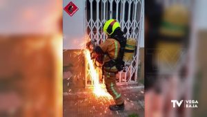 Incendio en una nave industrial abandonada de Almoradí