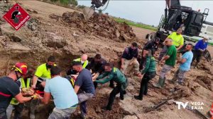 Un operario cae a la zanja de una obra cuya peligrosidad fue denunciada por los vecinos hace meses