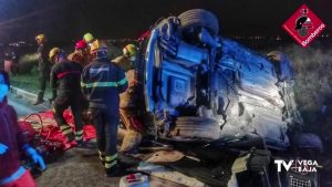 Los bomberos rescatan a un hombre atrapado en su vehículo tras sufrir un accidente en Rojales