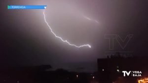 Noche de tormenta con poca lluvia pero muchos rayos