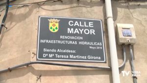 La alcaldesa de Daya Nueva incluye su nombre en la placa de la Calle Mayor