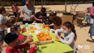 Zumos de naranja a cargo de los alumnos del colegio Playas de Orihuela