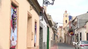 Granja de Rocamora celebra la Santa Cruz decorando las fachadas con cruces de flores muy originales