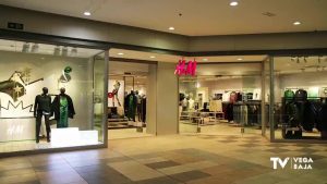 Trabajadoras de H&M de Torrevieja protestan contra el ERE que va a dejar sin empleo a 1.000 personas