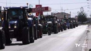 500 tractores se movilizan en Orihuela en contra de los recortes del trasvase