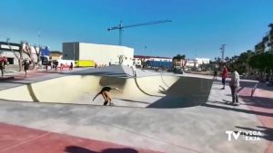 Los benejucenses ya disfrutan del esperado skatepark