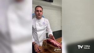 Un restaurante de Orihuela se hace viral por su técnica para abrir jamón