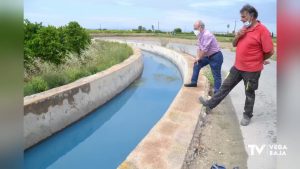 Un vertido de aguas azuladas obliga a suspender el riego entre Rojales y Guardamar