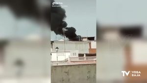 Arde un bungalow en La Murada y deja una gran columna de humo negro a su paso