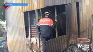 Gran incendio en una casa de campo ubicada en Catral