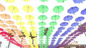 Paraguas de colores en la Plaza de España de Rafal para conmemorar el Día del Orgullo LGTBQ+