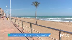 Bañistas y un equipo del SAMU salvan a una mujer de 74 años en una playa de Guardamar del Segura