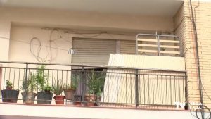 Vecinos de Almoradí lamentan que balcones y terrazas de edificios céntricos sean trasteros