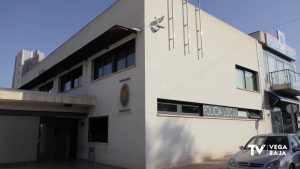 Dos policías de Guardamar salvan la vida de una mujer que casi muere atragantada