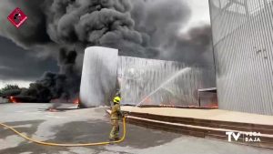 Más de 20 bomberos intervienen en un incendio en una fábrica de cauchos de San Vicente del Raspeig